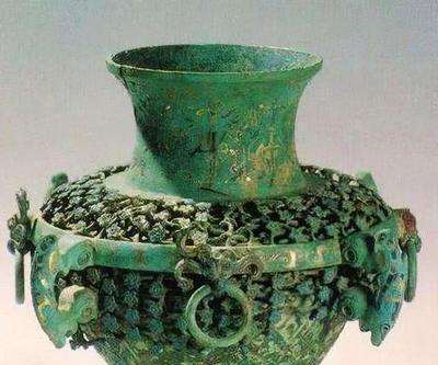 1982年，江苏一农妇收拾屋子时，发现床底下多了一个绿铜壶，往里一瞧，壶里竟装着