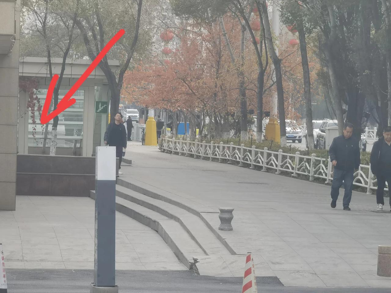 #乌鲁木齐街头巷尾事#乌市明园（八楼）附近的地下人行通道竟然没灯！昨天从那里通过