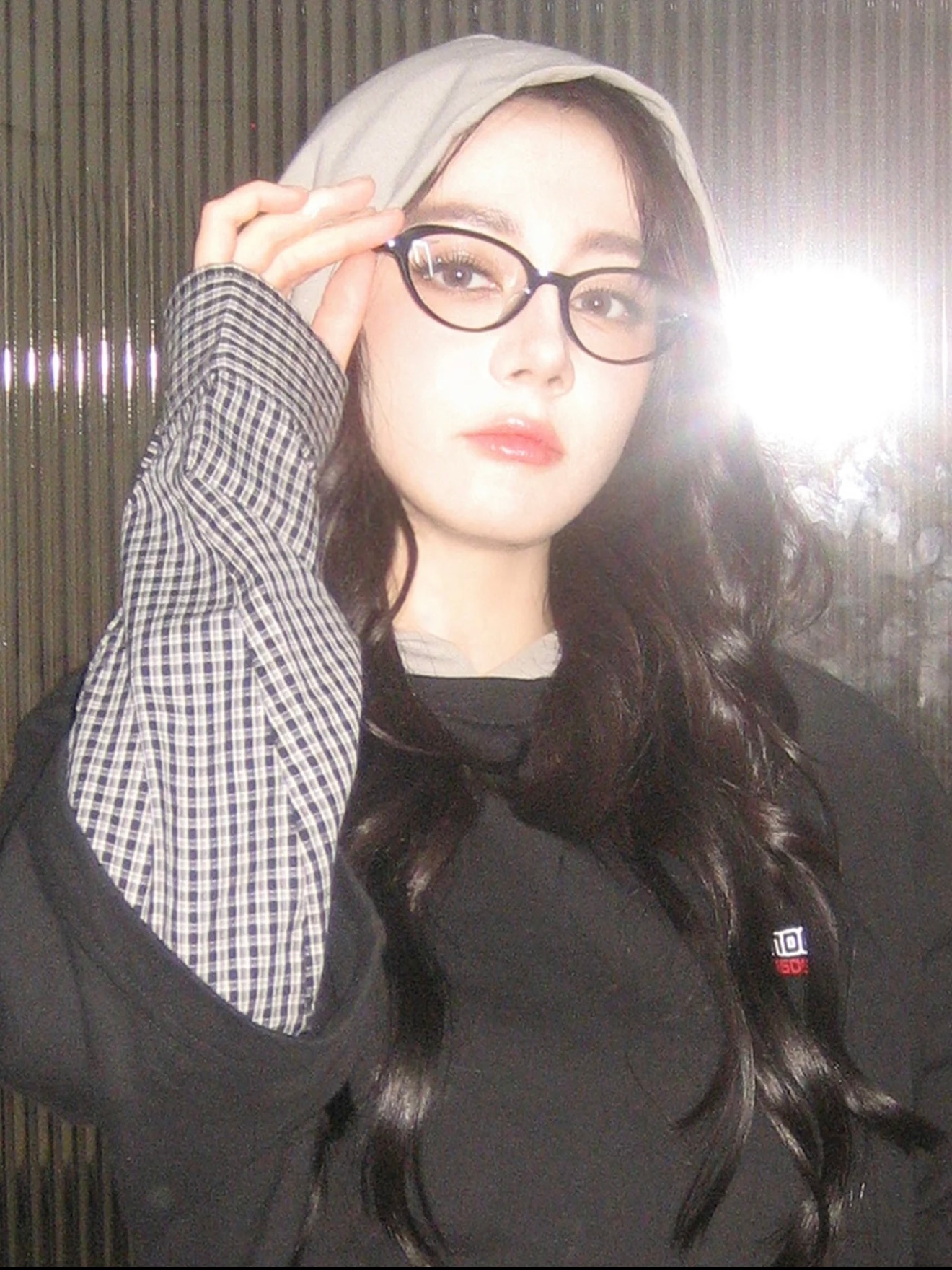 嘻嘻迪来也～📸迪丽热巴黑框镜卫衣叠穿