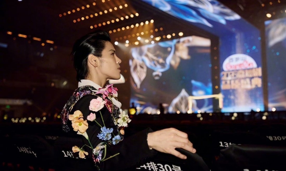 向佐腰间插了一圈鲜花！这种大胆的穿搭真的很有艺术感