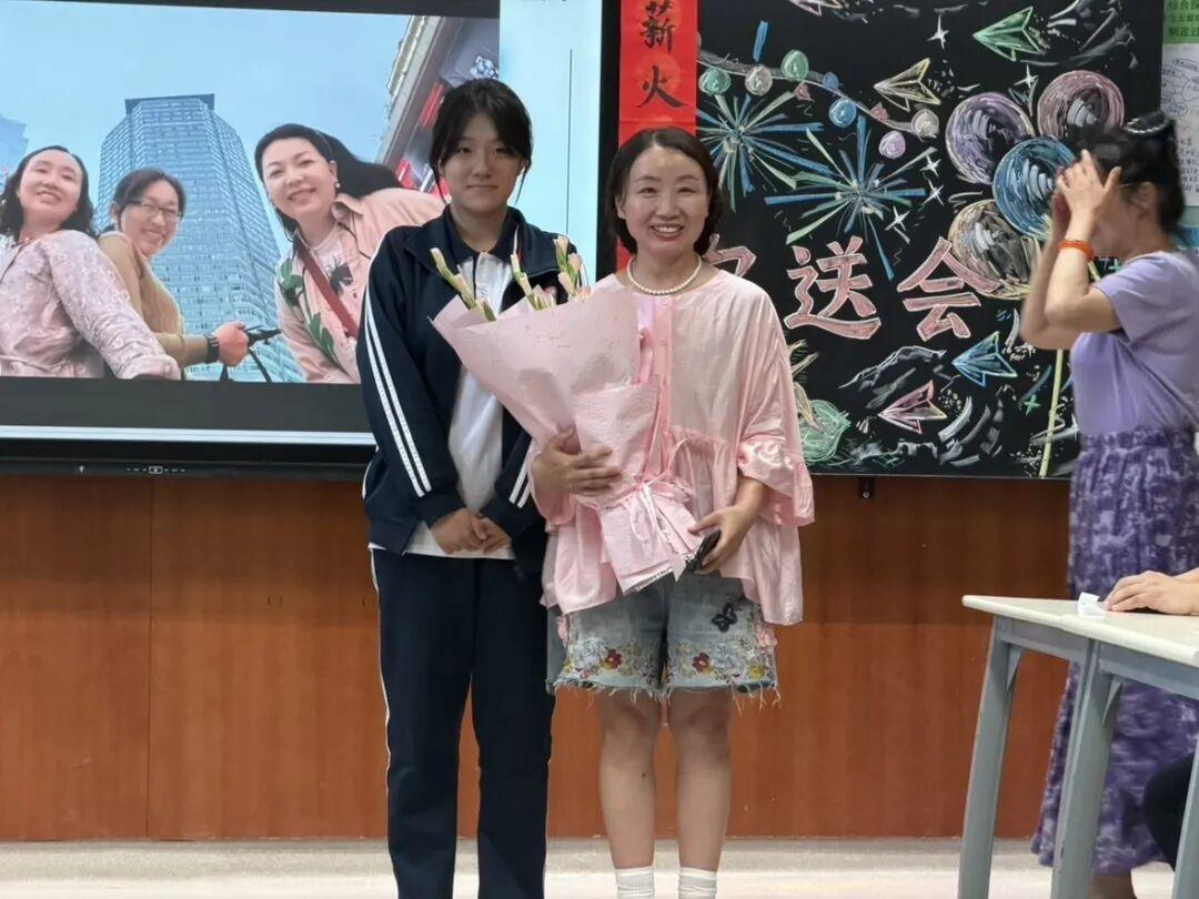 新疆克拉玛依市第一中学高中部为龙云飞老师举行荣休欢送会
          6月