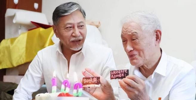 突传噩耗！老戏骨牛犇儿子王侃去世，牛犇到医院送别儿子照片曝光，令人心碎。


这