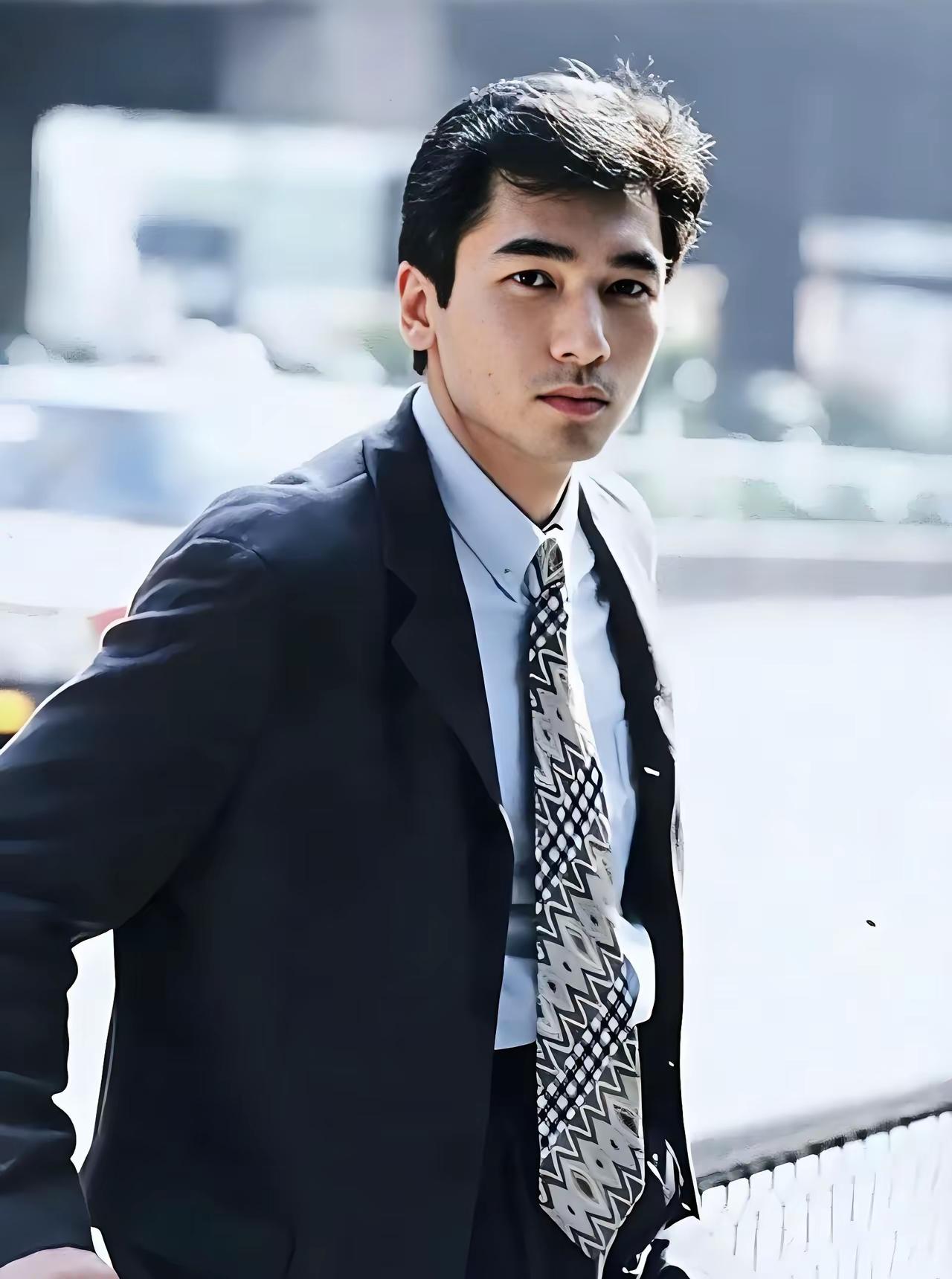 方中信，年轻时非常帅气和沉稳。他的每一个角色基本上都是正面人物。颜值很高，演技很