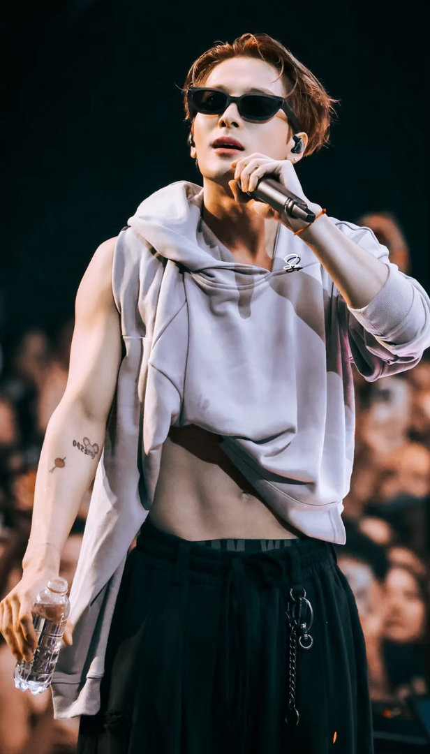 王嘉尔看音痴唱歌reaction 音痴唱他的歌，他第一反应是懵，第二反应是努力听