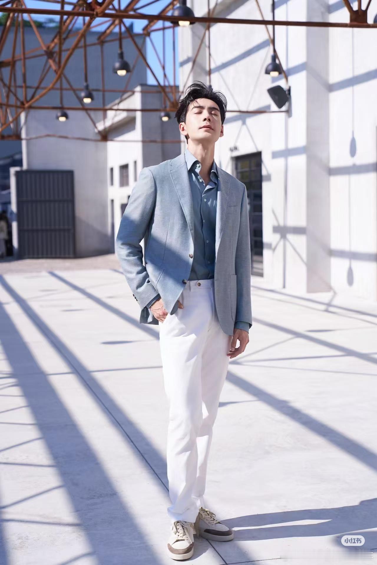 CANALI2026春夏系列｜陈星旭 身着CANALI蓝色西服搭配白色长裤，这套