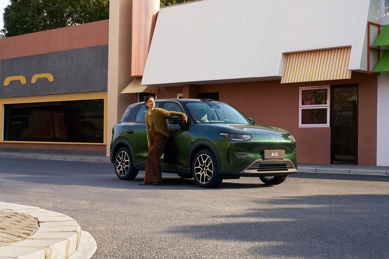 零跑A10凭实力火出圈！试驾预约挤爆，工厂都在连轴转
 
最近汽车圈彻底被零跑A