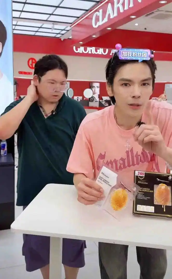 6月23日，向佐、向佑兄弟二人首度同台直播。6月24日，记者查询第三方平台数据发