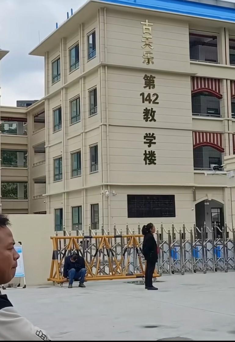 古天乐先生捐建的第142所教学楼，真是漂亮，希望寻秦记别亏钱呢。
古校长为国家教