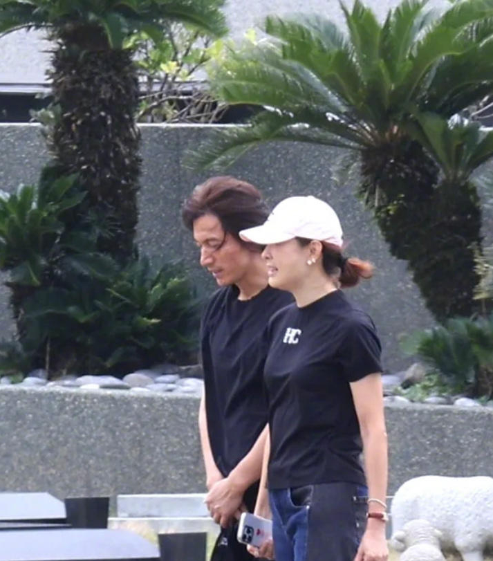 【#言承旭现身大S墓地悼念#】#道明寺来看杉菜了# 据媒体报道，8月13日，言承