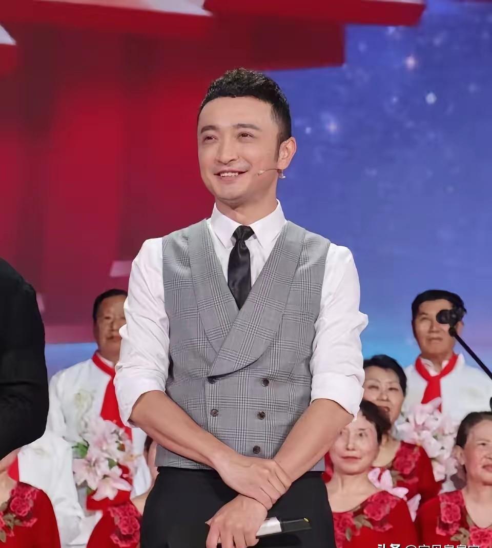 话筒突然没声了，尼格买提的手指在话筒上轻轻一叩，对着魔术师眨了眨眼。
聚光灯烤得