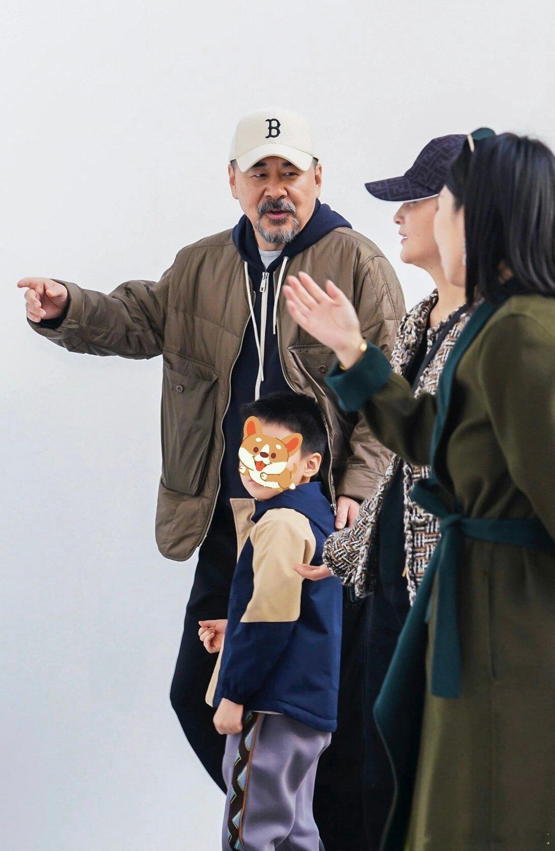 #陈建斌蒋勤勤带小儿子看展# 陈建斌蒋勤勤牵手看展，小儿子同行罕见露面，五官随爸