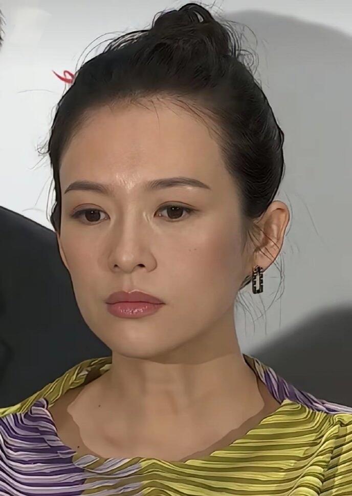章子怡是公认的“电影脸”，骨相优越，四十多岁状态依然非常能打。 