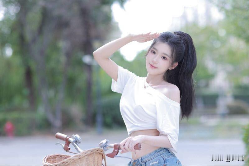 单车少女，白T牛仔，绿荫下笑靥如花，青春活力满格，随手一拍都是夏日限定美好。