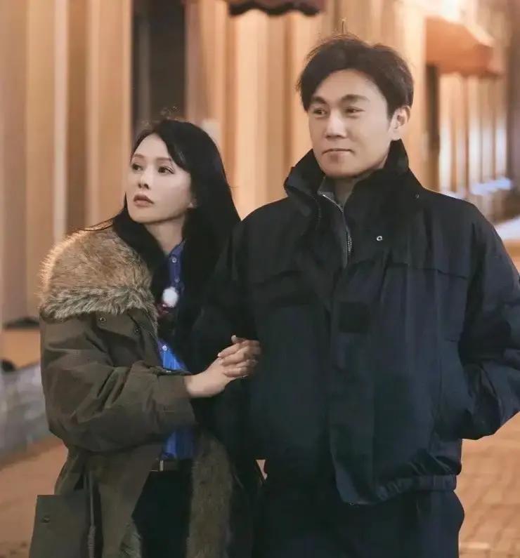 我妈当年就警告我，别找嘴太快的姑娘。
她说那种人心里憋着一股劲儿，说话跟机关枪似