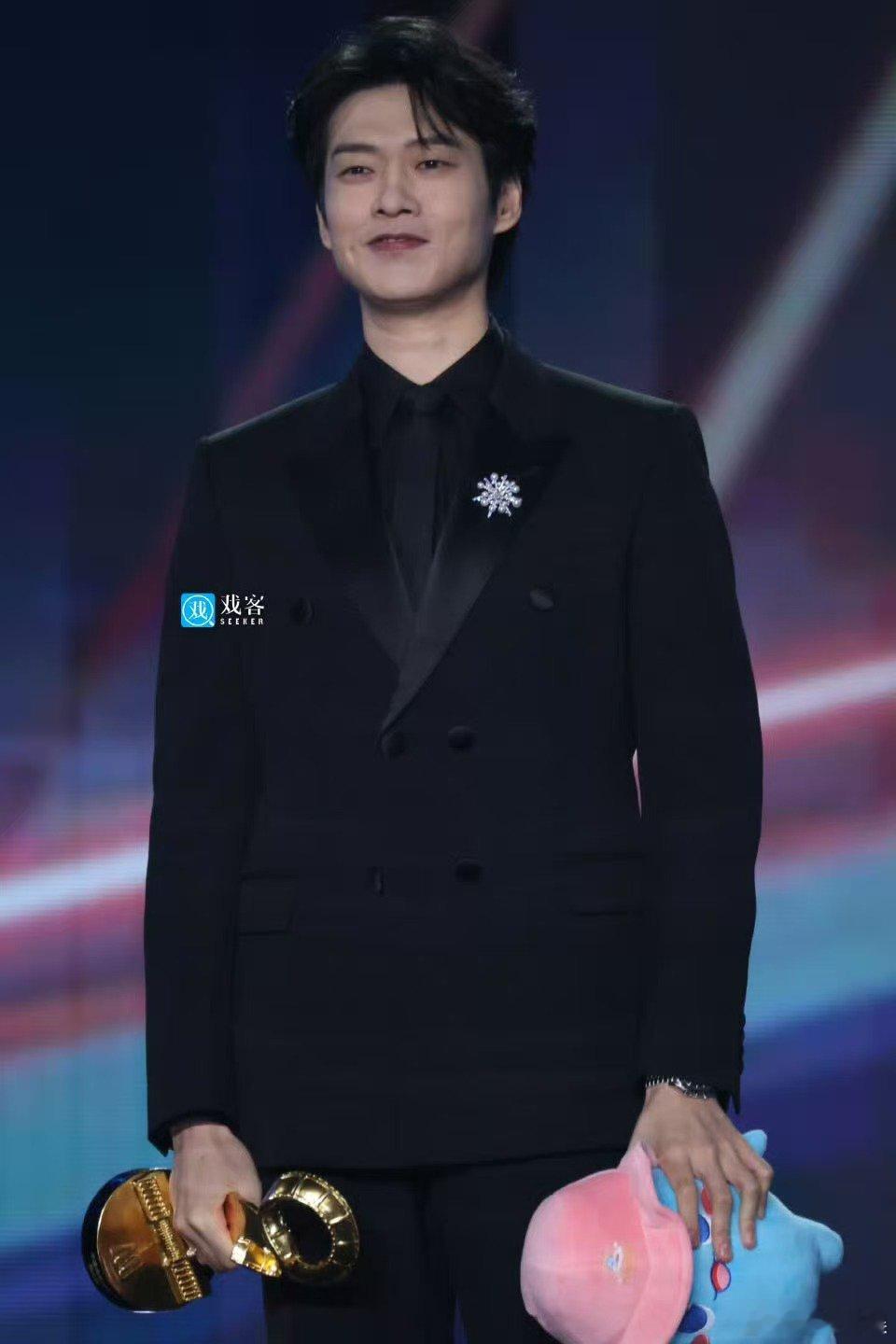 魏大勋领奖生图魏大勋台上领奖生图魏大勋台上领奖生图，好帅啊，[嘻嘻][嘻嘻][嘻