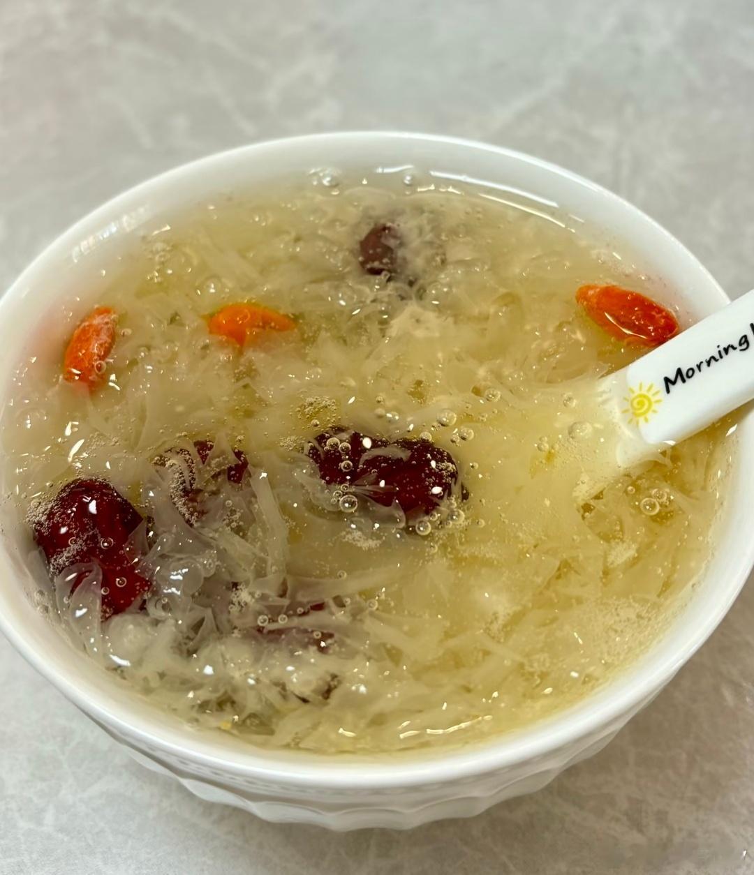 今日晚餐，一碗银耳红枣羹美味