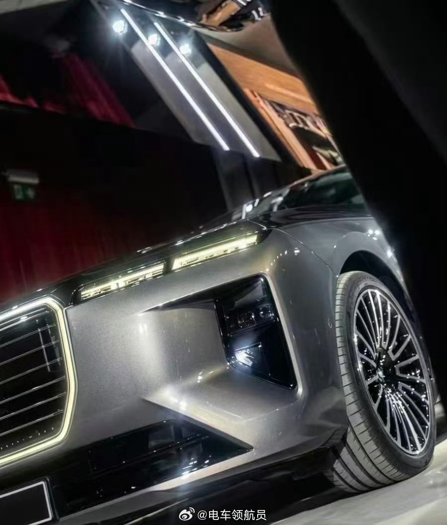 宝马7系中期改款…改的好啊😁这Double Dash…这分体式大灯 