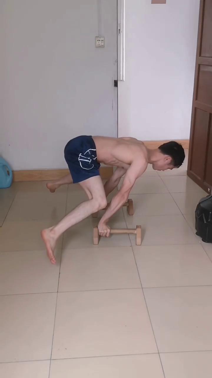 多练这个动作，冲肩。