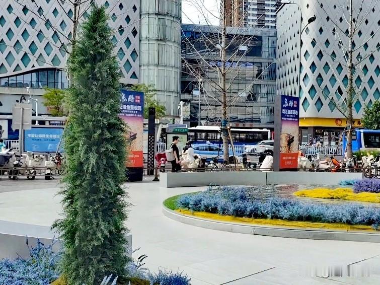 夏日炎炎美景如画，
美丽的城市一角。

美丽的风景，
让人赏心悦目！