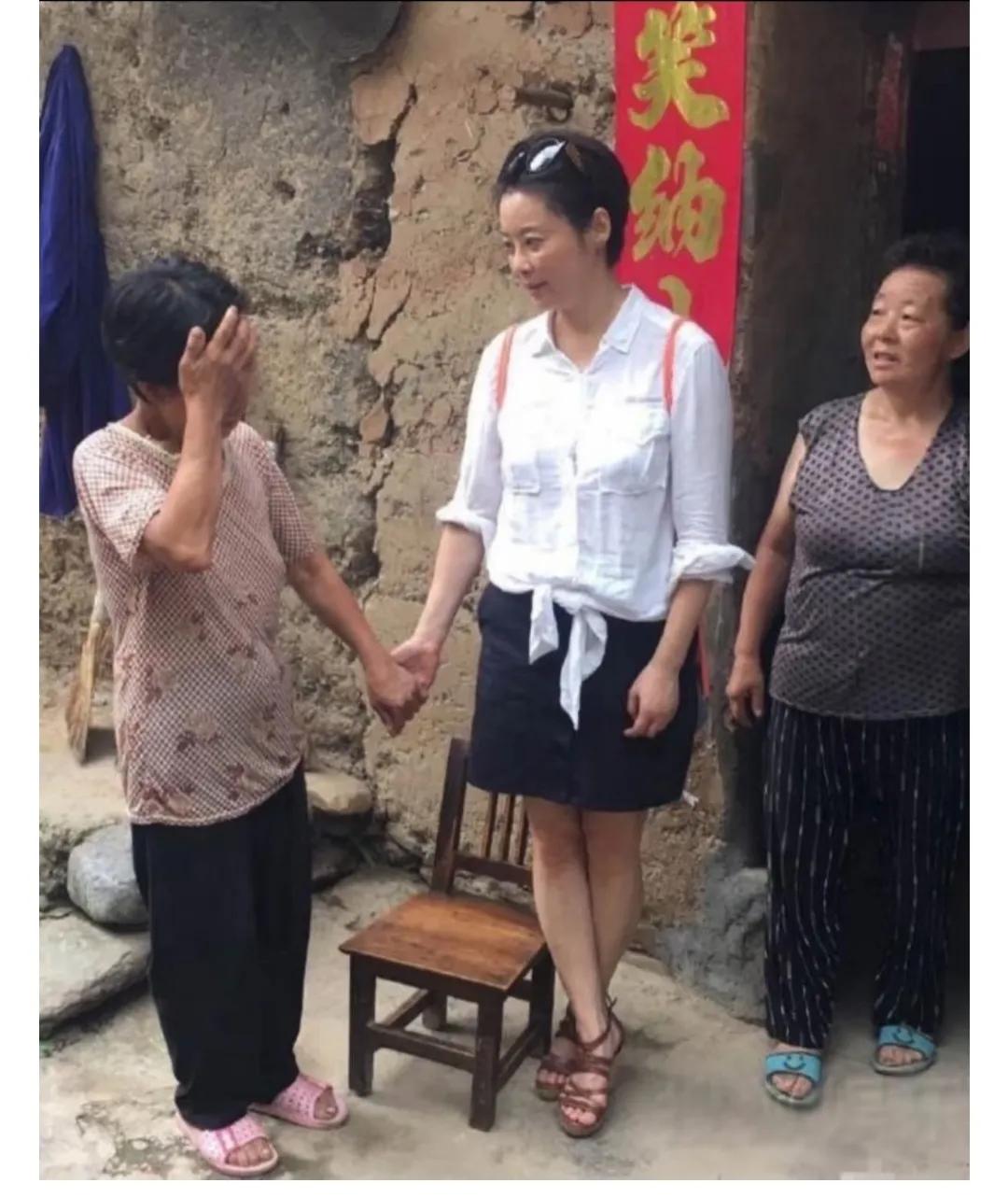 袁立，握着的双手，是力量的传递。越来越喜欢她。