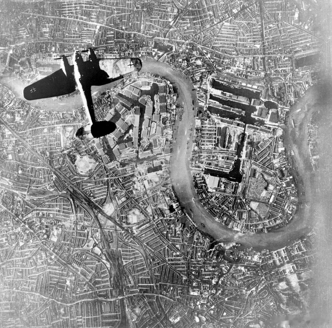 历史知识 1940年9月7日，不列颠战役期间，一架飞临伦敦道格斯岛准备投弹的德国