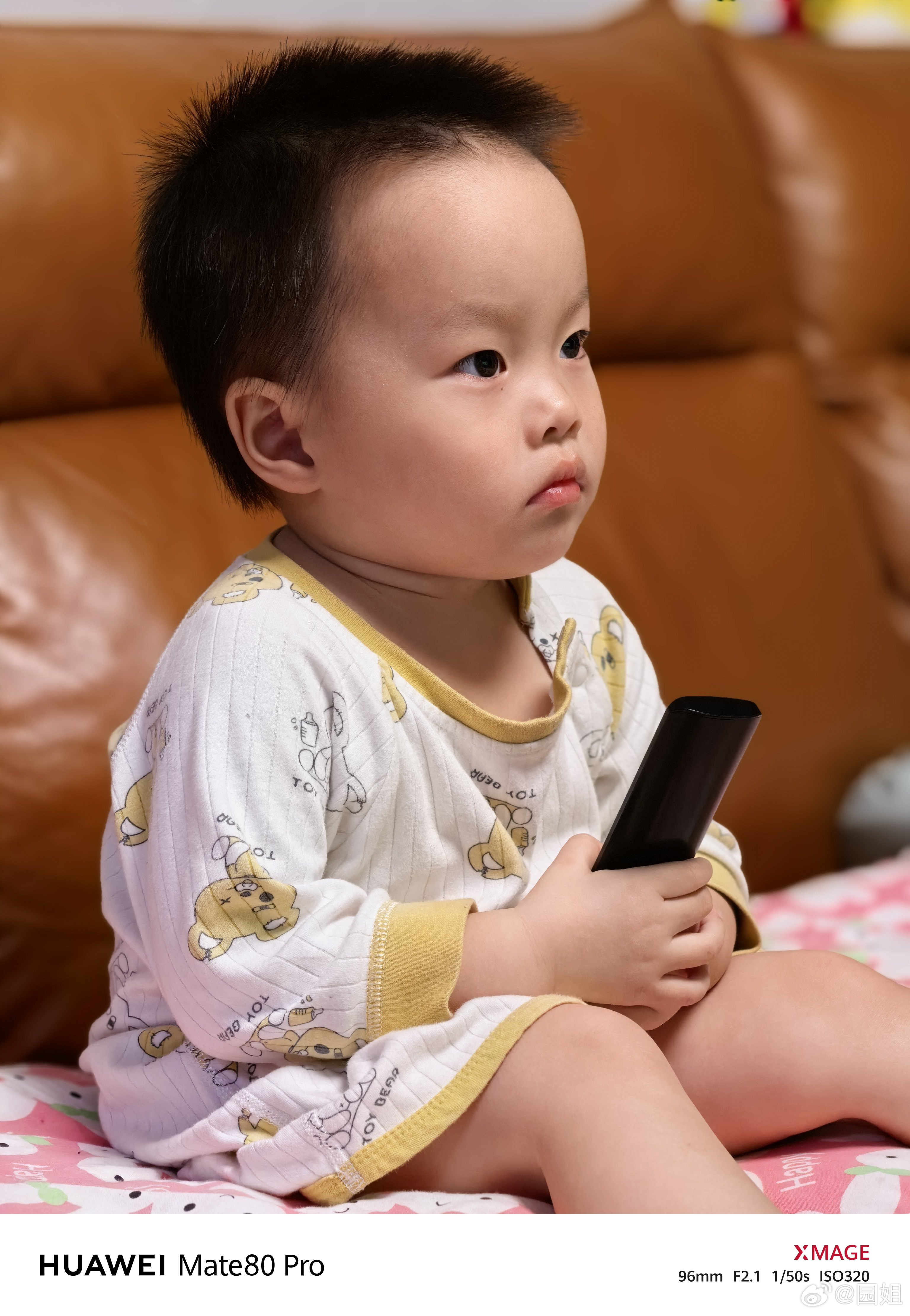 一个认真看动画片的小二宝，最近会看动画片了，特别是学习类的动画片，那种儿童益智类