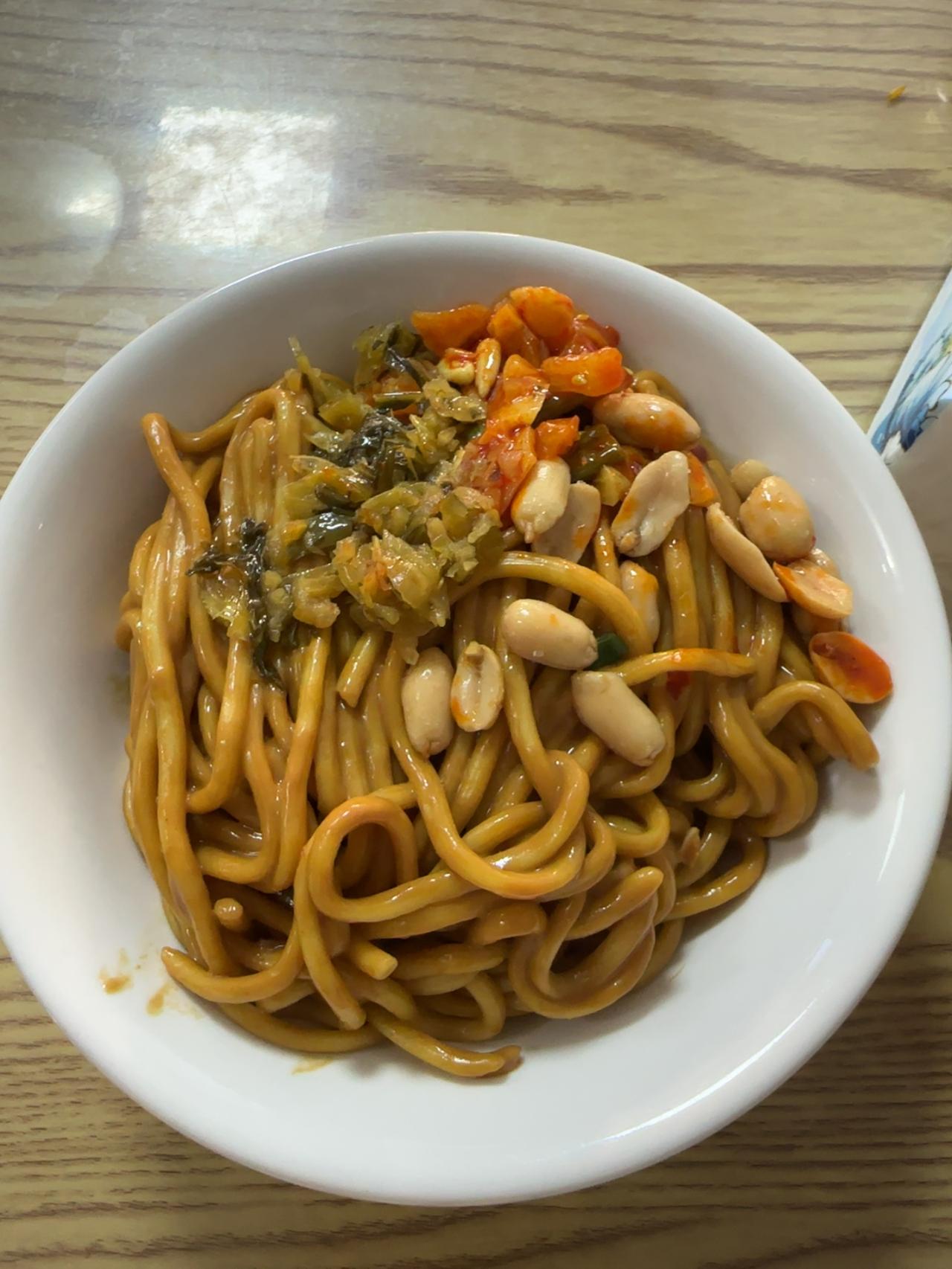 救命，谁懂啊！

武汉热干面真的是碳水星人的快乐老家！

早上来一碗，一天的魂儿