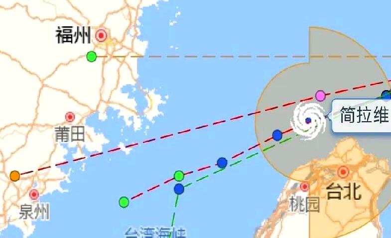 傍晚的福州，8月23日17:45，云缝里竟透出太阳。
那只台风在海面打了个急弯，