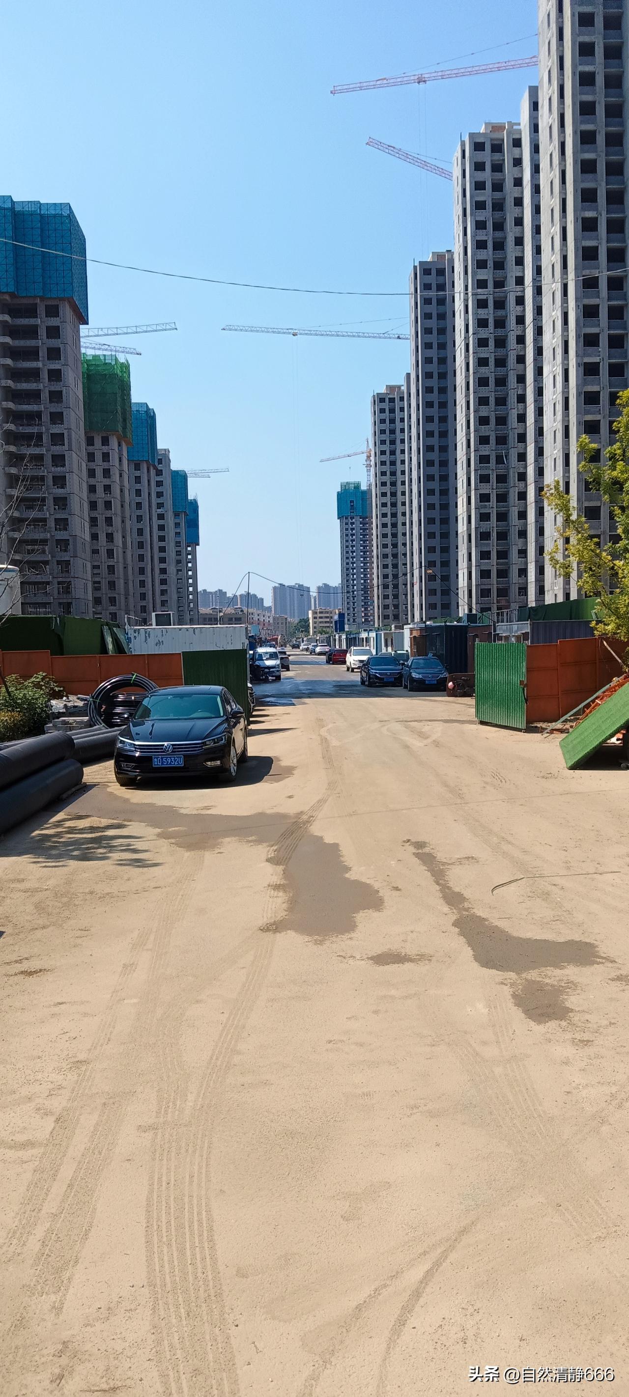 山东滕州，梁庭春晓的安居路。说真的，安居路太窄了，看看安居小区门口路段，状元府路