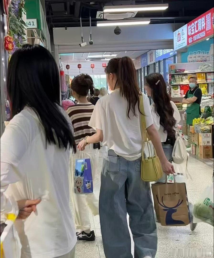 陈瑶 我家那闺女 看常驻嘉宾陈瑶跳出固有人设，记录最真实的独居生活，自在舒展，温