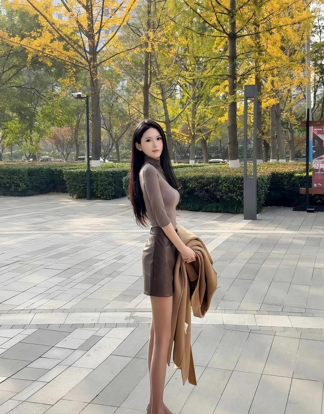 秋日暖阳下，优雅穿搭，尽显女性魅力