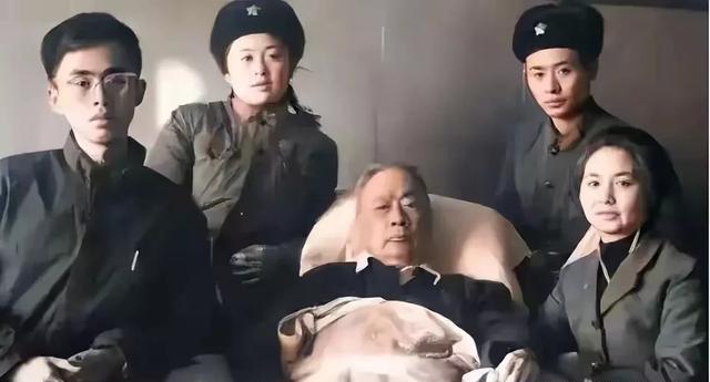 1971年，陈毅一家人在病房拍了最后一张照片，张茜49岁，一脸憔悴。

那本该是