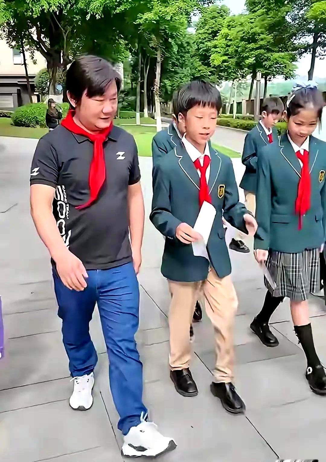今天看到张雪带孩子去学校参加运动会，我真有点愣住了。
一直以为他跟咱们差不多，孩