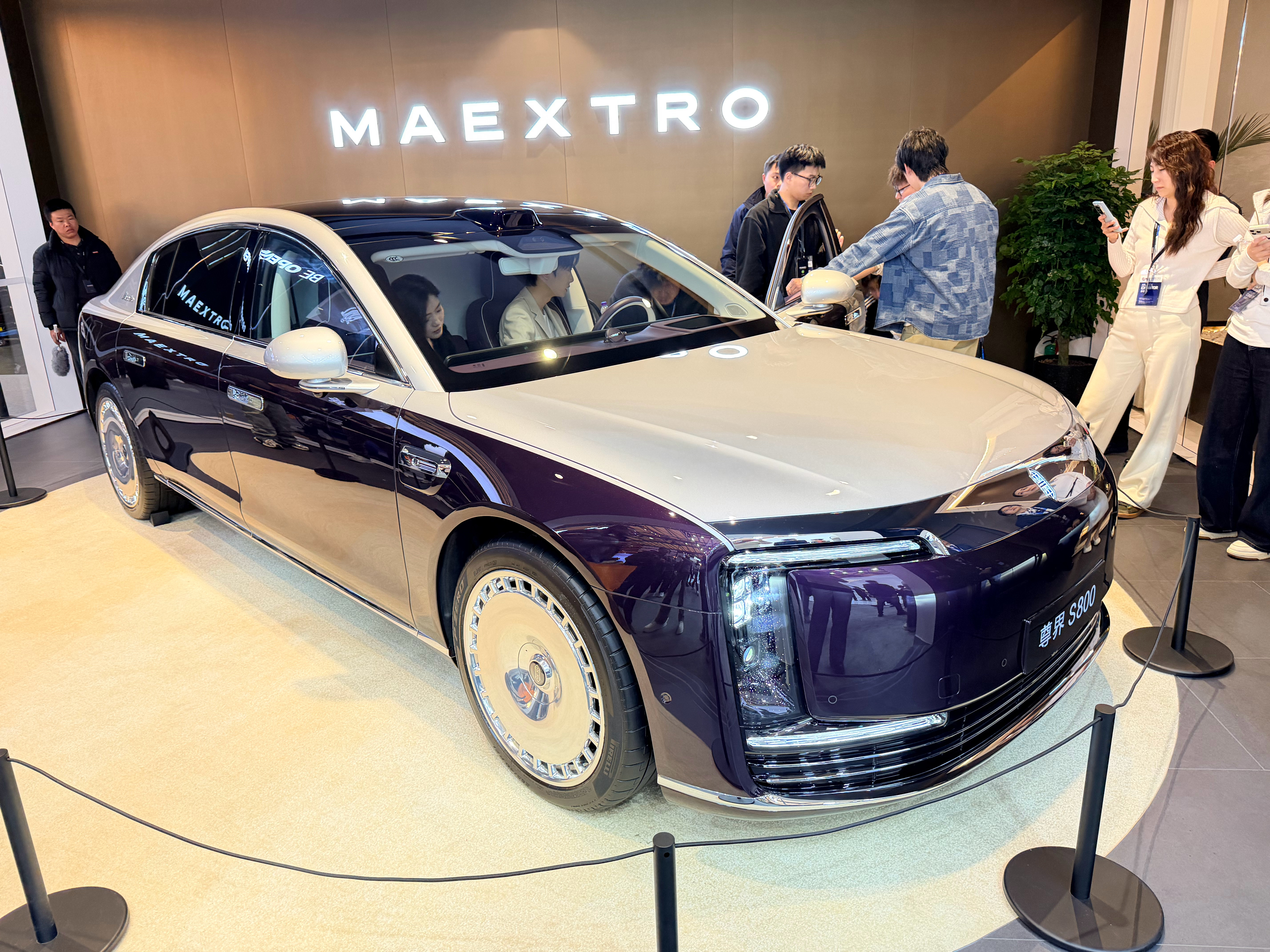 打卡华为展台，一如既往的大，承包了W4半个展馆，人也是真的多哈哈，尊界S800也