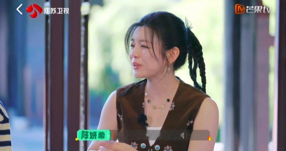 高卿尘问中医睡觉该不该穿衣服高卿尘一个问题全场都笑了 有趣灵魂实锤，高卿尘抛出睡