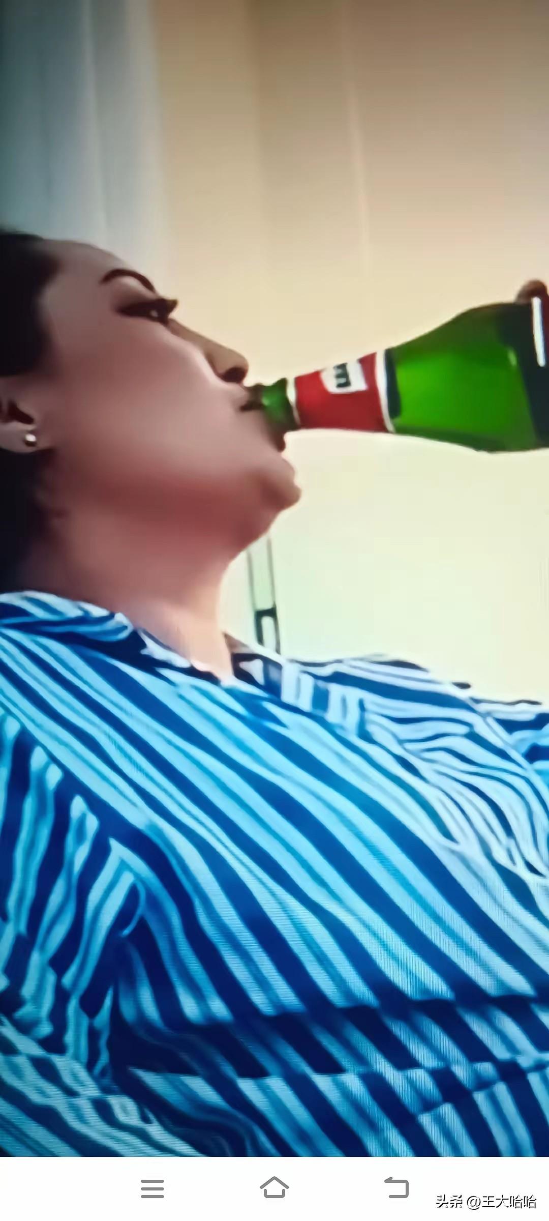 疯了还是真的明白了
   一女子在医院拿起啤酒瓶喝酒了起来，医生劝她，说喝酒会加