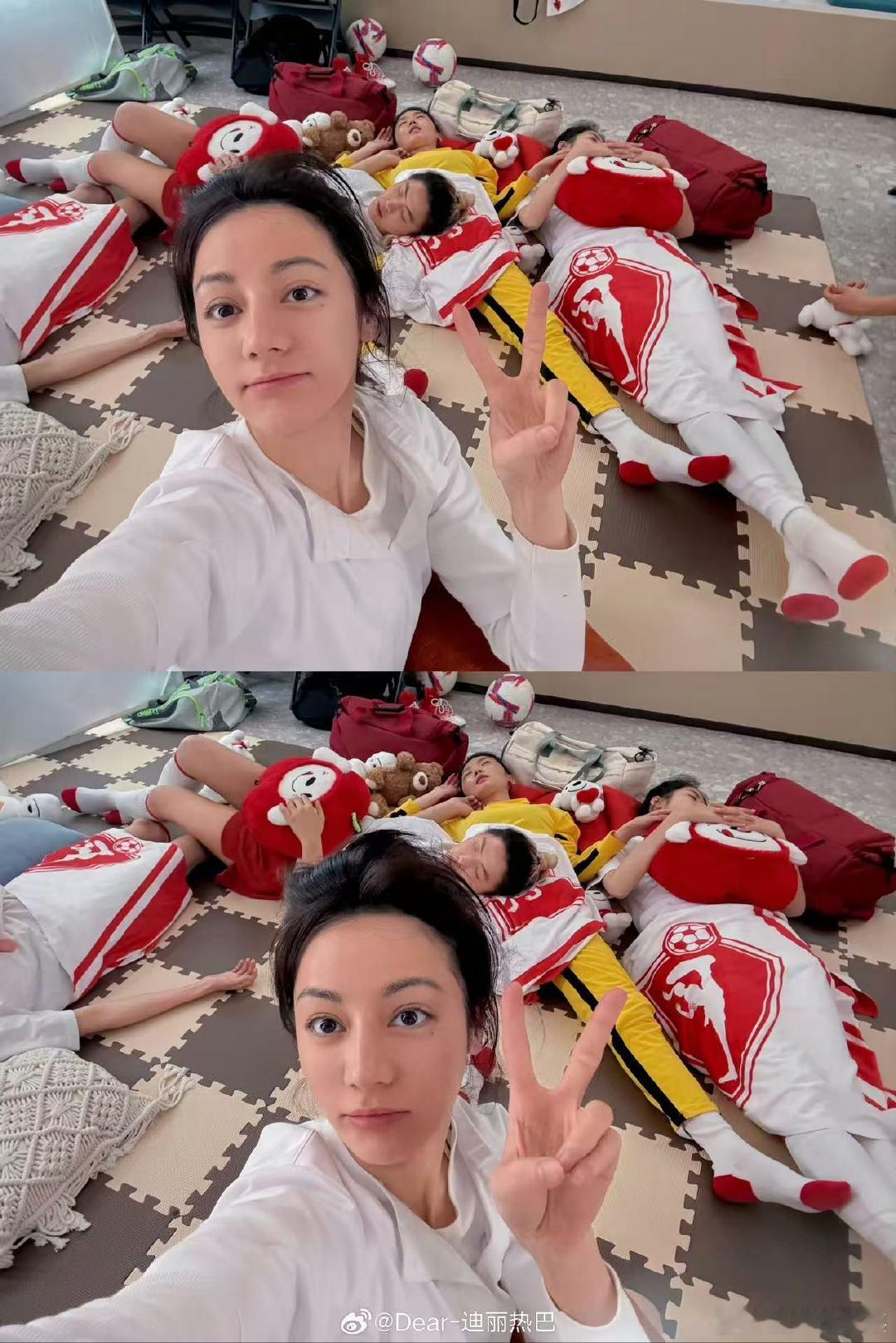 迪丽热巴晒功夫女足拍摄照迪丽热巴晒《功夫女足》拍摄照了迪丽热巴与功夫女足奖杯合照