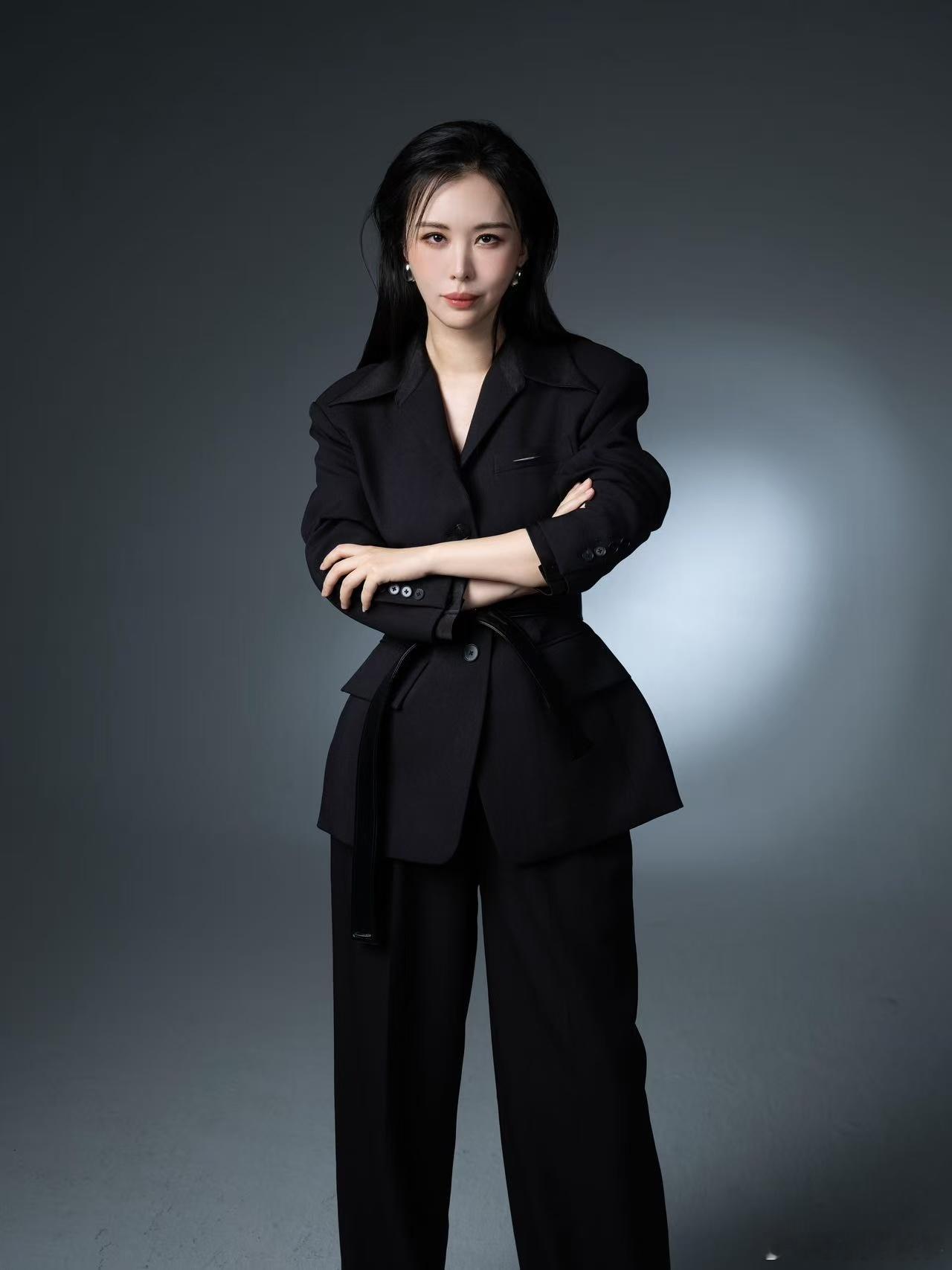 谁说大佬女人只能当花瓶？田朴珺偏要拼事业，不掩饰野心不包装完美，用韧劲走出自己的