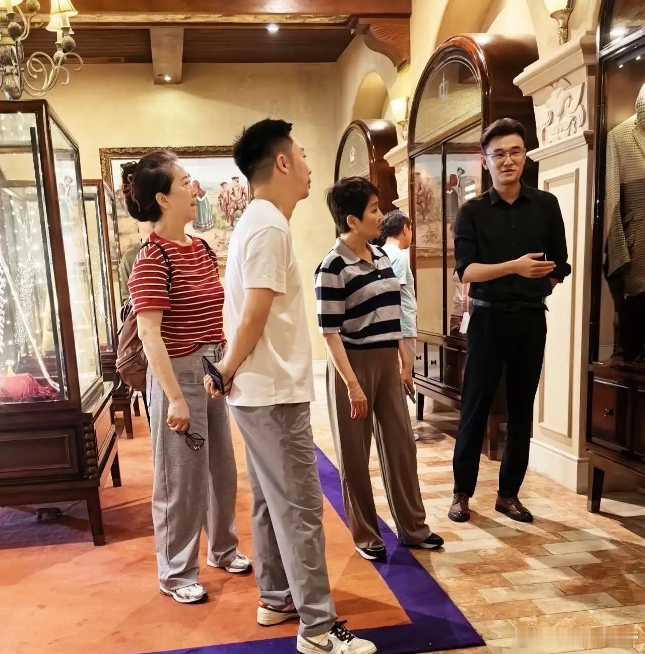四太梁安琪现身广州，状态松弛，感觉心情不错！她对儿媳妇还挺好，前几天有新闻出来说