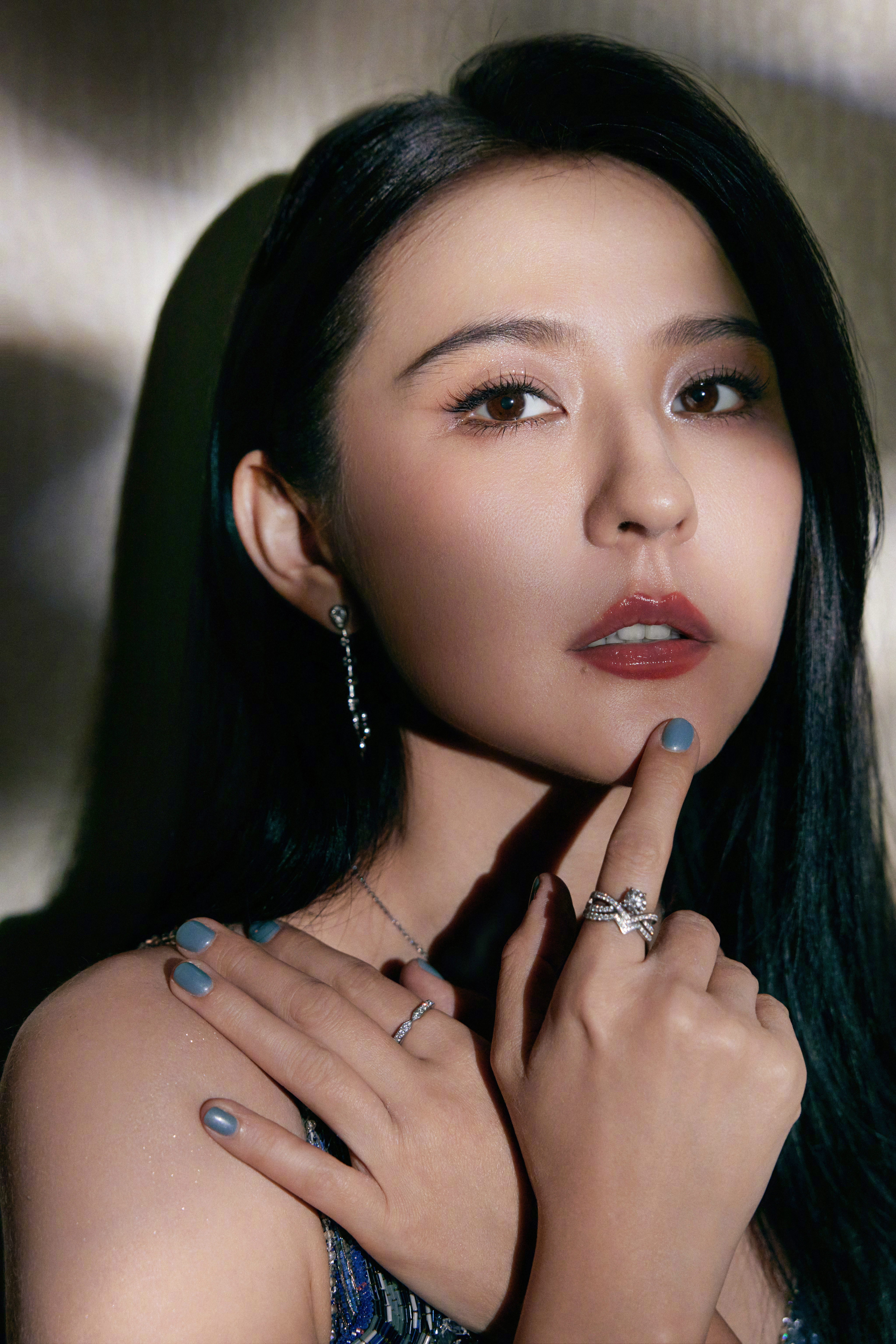 热依扎把星河穿在了身上 文荣奖颁奖礼名场面！热依扎水蓝渐变长裙缀满星光，把星河穿