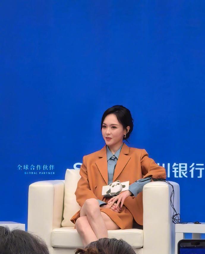 今天唐嫣在出席活动的时候搭配的很有潇洒时尚范儿，而且显得格外年轻。

唐嫣里面穿