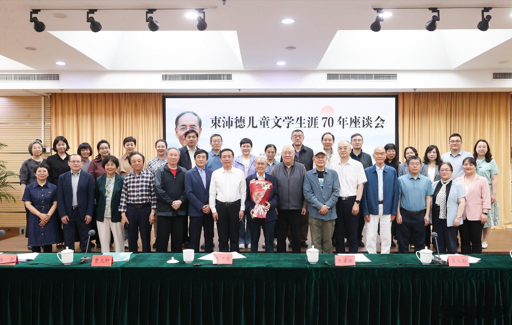 吴义勤：在他身上，我们真切地看到了一位文学评论家和文学组织工作者的专业力、领导力