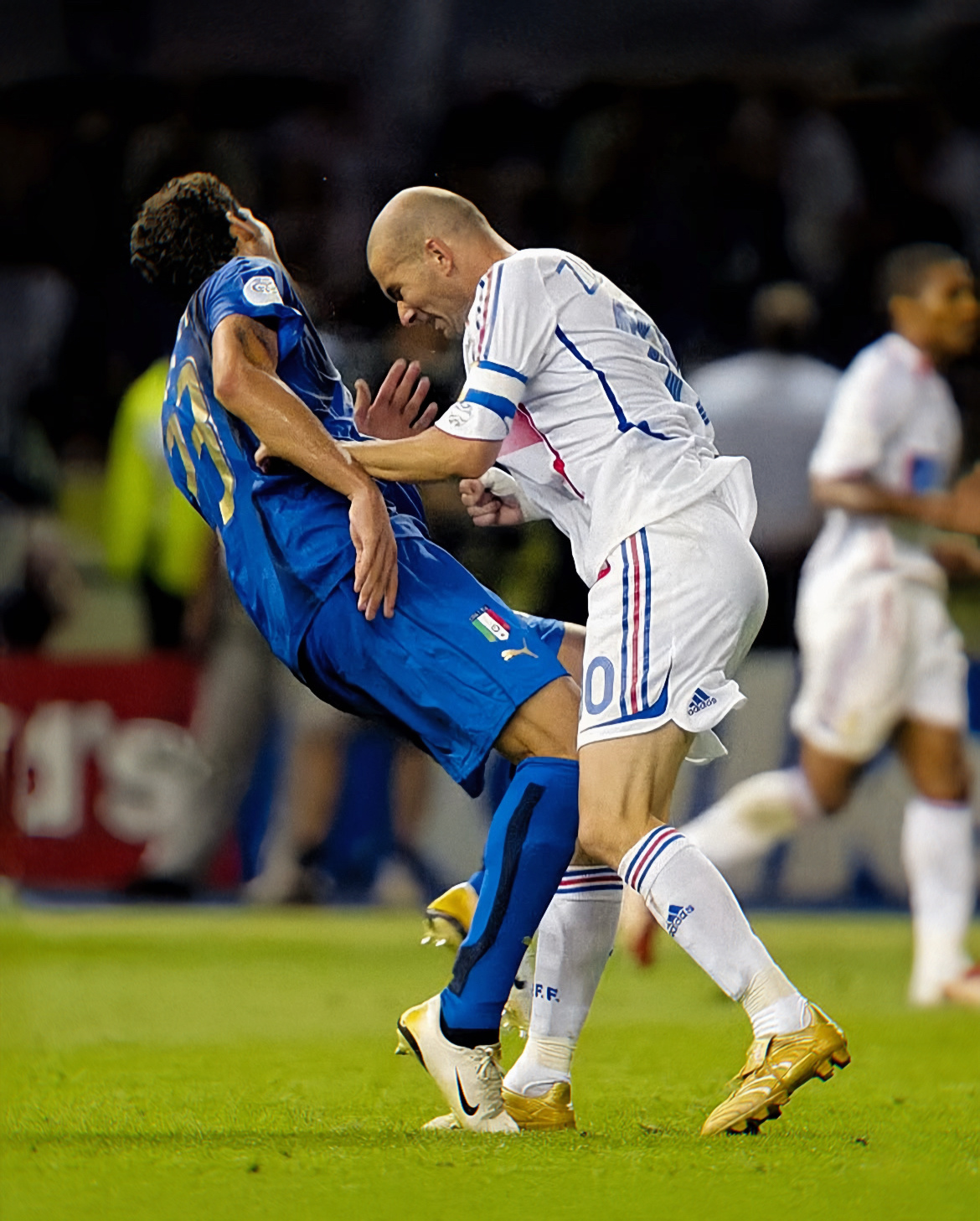 特别喜欢这个瞬间当然这不是什么正确的事，这葬送了法国队夺冠的希望，但我又不是法国