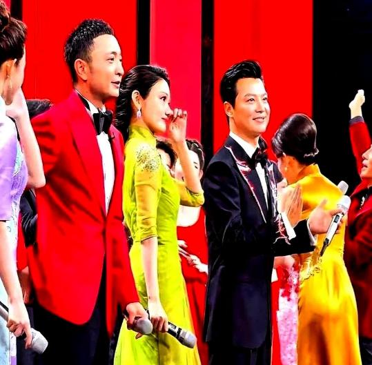 春晚刚结束，龙洋转身就哭了，尼格买提一把将她抱住。她脸埋进搭档肩上，身体都在抖，