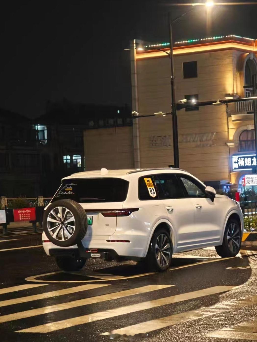 理想ONE自己加了个备胎小书包，好像也挺和谐？[二哈]就是这个车牌需要再处理一下