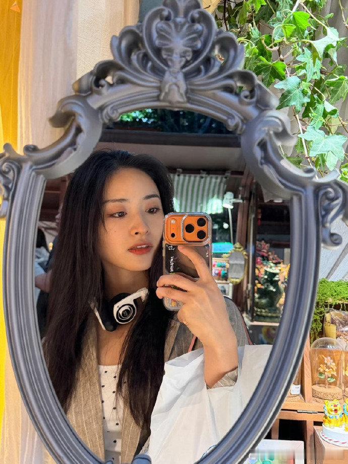 沈月直播亲爱的客栈特别喜欢沈月真实的模样，直播状态元气又温柔，在客栈主动分担工作