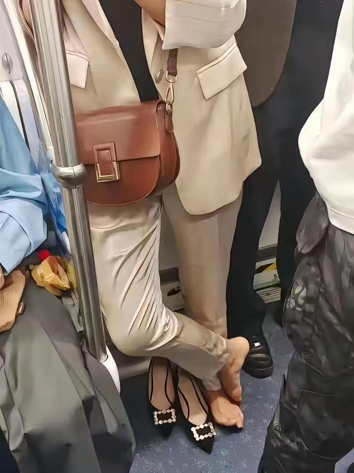 职业白领也不容易啊！只有坐公交时侯放松一下脚，大家不要责怪都不容易，理解万岁。