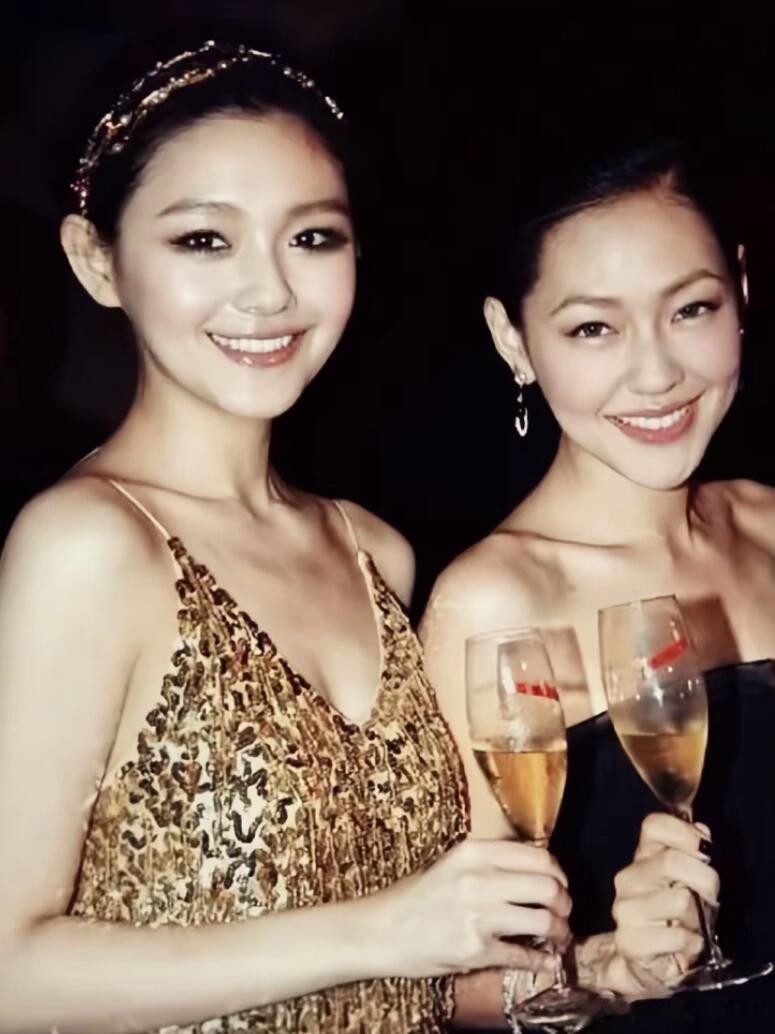 小S分享与大S的旧事二十年前大S就敢跟拳王对练，还要姐妹使劲锤肚子，这胆量一般人
