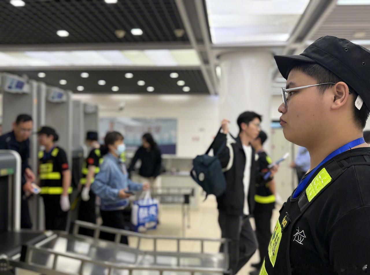 天津地铁5、6号线肿瘤医院站圆满完成散场客流保障任务，车站迅速启动预案，通过增派