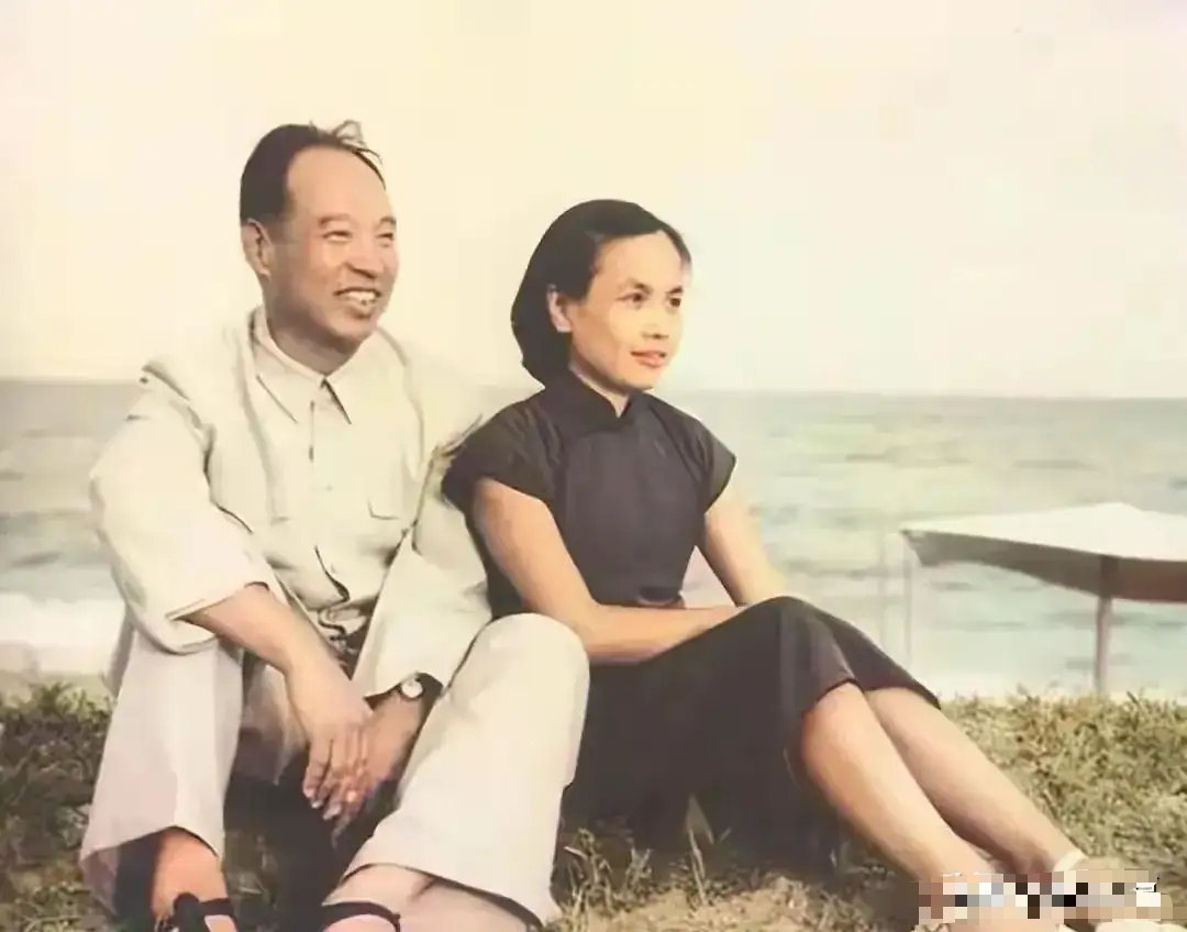 彭真夫人有多美这是1952年在北戴河的留影，当时40岁的她气质出众 
